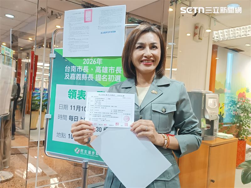 民進黨立委邱議瑩完成高雄市長黨內初選登記。（圖／記者盧素梅攝影）