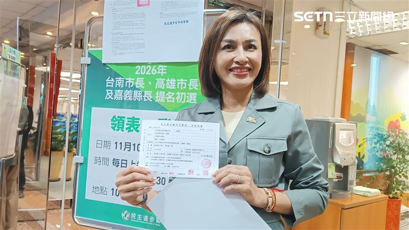 民進黨立委邱議瑩完成高雄市長黨內初選登記。（圖／記者盧素梅攝影）