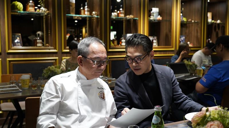 為慶祝十五週年，吳寶春麥方店與台酒跨界聯名。（圖／吳寶春提供）