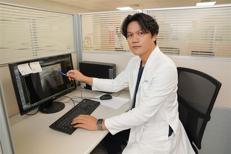 古君平提醒，年輕女性若出現乳房腫塊、疼痛或變形，應盡早就醫檢查。（圖／中國醫藥大學新竹附設醫院提供）