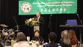 華府台灣同鄉會感恩節餐會華府台灣同鄉會8日舉行感恩節餐會，現場湧入逾300人。圖為駐美代表俞大(水雷)致詞。中央社記者鍾佑貞華盛頓攝　114年11月10日