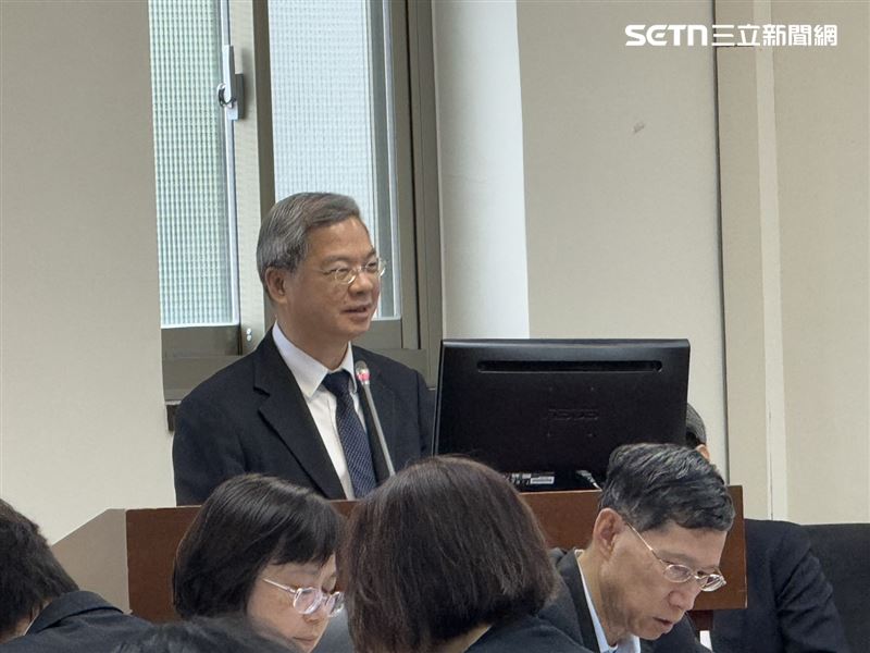 經濟部長龔明鑫面對黃仁勳向魏哲家急喊晶片荒的產業議題詢問，龔明鑫再次強調「政府會讓產業沒有後顧之憂。」（圖／記者師瑞德攝影）