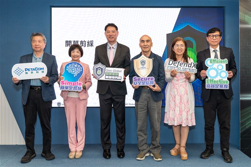 （中）宏禦科技股份有限公司張康齡總經理、（右一）資策會周樹林策略長、（右二）世貿展會營運處陳淑華主任、（右三）盛敏成博士、（左二）雲智維科技曾雅鈺總經理、（左一）朔宇科技毛美龍總經理，共同啟動「AI資安 × 智慧防禦」新時代，象徵產官學研攜手推動資安產業升級。（圖／宏禦全球提供）