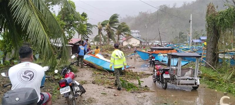 伊莎貝拉省的迪納皮克（Dinapigue）漁村受摧殘，受損的漁船四散各地。（圖／翻攝自PNP Dinapigue ）