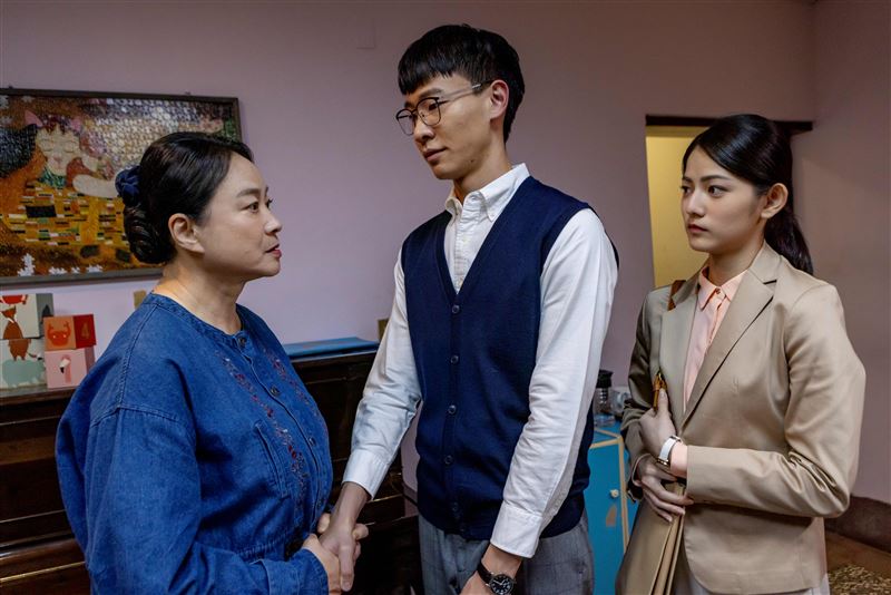 金馬影后陸小芬（左）大讚李國強（中）會得獎。（圖／大愛電視台提供）