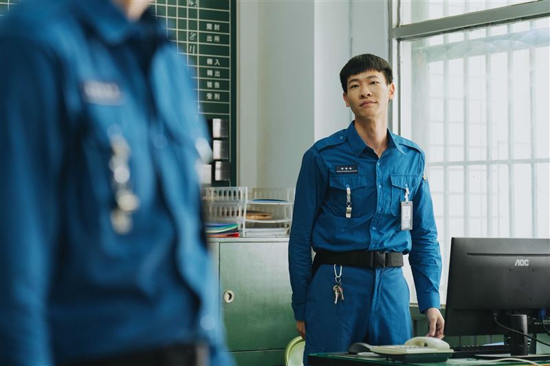 李國強在影集《監所男子囚生記》中化身懶散卻可愛的獄警。（圖／愛奇藝國際版、壹壹影業提供)