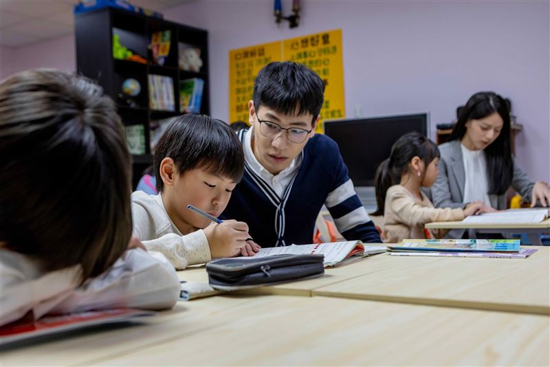 李國強在大愛劇《接住流星的人》中飾演課輔班的志工老師。（圖／大愛電視台提供）