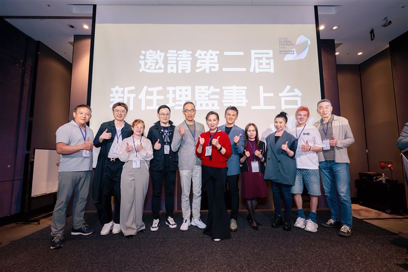 金鐘影帝、歌仔戲天王小生陳亞蘭與臺師大GF-EMBA第二屆校友會理監事合影。(圖/臺師大GF-EMBA提供)