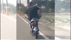 外籍移工,電動車,微型電動自行車,盤腿,騎車,吃泡麵,彰化（圖／翻攝自黑色豪門企業）