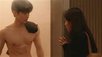 《難哄》白敬亭脫了　裸上身放送炸裂胸肌