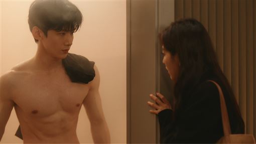 《難哄》白敬亭脫了　裸上身放送炸裂胸肌