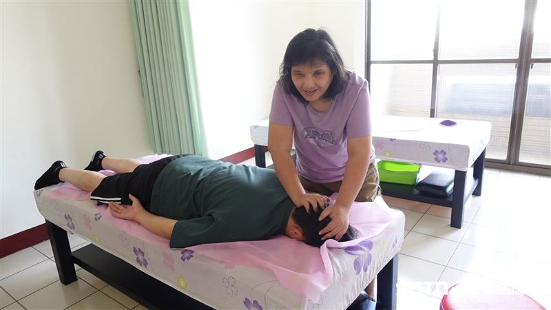 古梅馨透露，其實現在視障按摩的工作也不好做，生意非常不穩定，上門的客人時多時少，有時候一天只有幾位客人光顧。（圖／記者張雅筑攝）