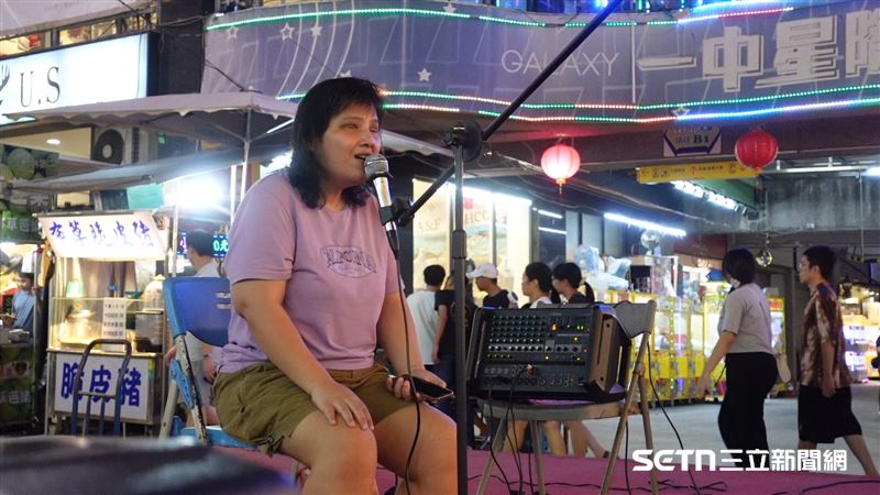 古梅馨說，雖然已離開最熱鬧的一中商圈街口，但她始終沒有放棄唱歌的舞台。只要有機會，她仍會努力申請益民與一中商圈的表演時段，希望能再次用歌聲與大家相遇。她強調，舞台大小不是重點，真正重要的是那份與人分享音樂、傳遞溫暖的初心。（圖／記者張雅筑攝）