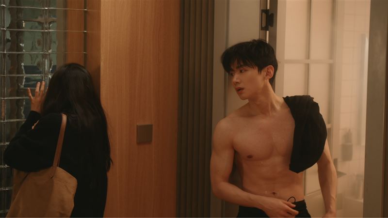 白敬亭裸上身被章若楠撞見。（圖／中天娛樂台提供）