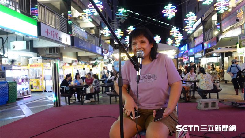 梅馨坦言，過去確實有音樂公司想栽培她成為歌手，但她評估後覺得，這樣的道路可能會失去自己原本對音樂的熱愛與自由。她說：「我不想被框架限制，失去唱歌最純粹的快樂。我希望唱歌能夠治癒自己，也能療癒別人，而不是只為了追求名氣或商業利益。」（圖／記者張雅筑攝）