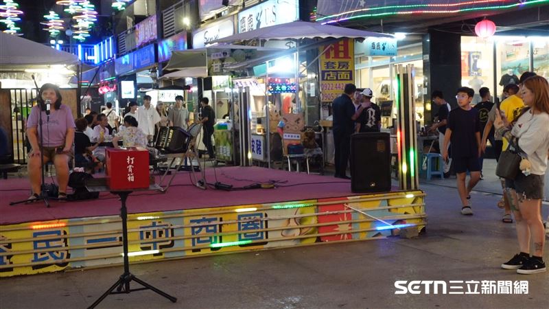 梅馨不久前在台中益民一中商圈演唱，有許多人停下腳步聆聽，甚至拿起手機錄影留念，更有人被她的歌聲打動，給予最直接的支持，透過投錢打賞表達鼓勵。有民眾告訴記者，覺得梅馨的聲音很純粹、觸動人心且好聽，沒有當歌手真是太可惜了！（圖／記者張雅筑攝）