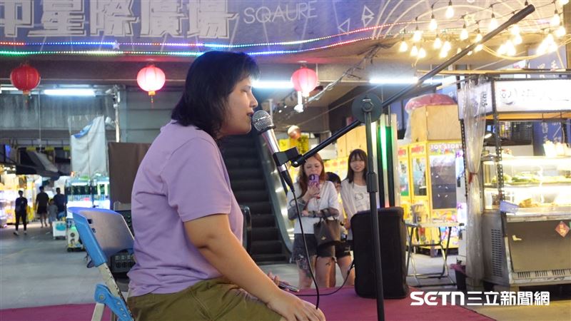 雖然無法回到過去的一中商圈街口演唱，但古梅馨並沒有放棄自己的歌唱夢想，她會持續申請益民一中商圈的表演機會，也會在工作之餘，把握每個能唱歌的時刻，用歌聲與路過的人分享情感與溫暖。（圖／記者張雅筑攝）