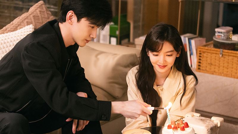 白敬亭幫章若楠慶生的蛋糕成為討論焦點。（圖／中天娛樂台提供）