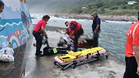 宜蘭縣頭城鎮桶盤堀漁港9日發生一起落水案件。（圖／翻攝畫面）
