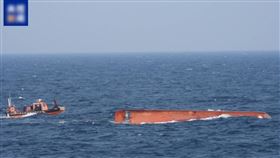 中國一艘漁船9日在全羅南道新安郡可居島附近海域翻覆。（圖／翻攝畫面）