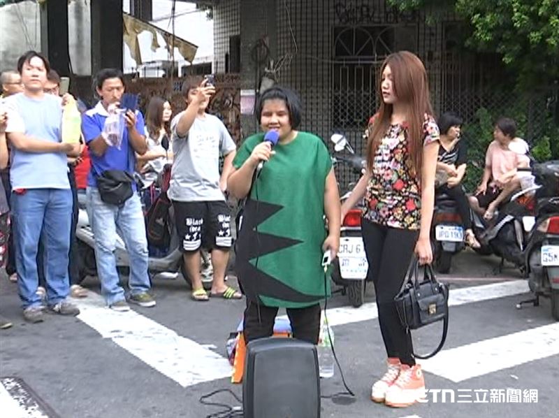 11年前在台中的一中商圈爆紅的視障歌手古梅馨，曾是許多人心中「街頭最動聽的聲音」，她的歌聲讓不少路過的人駐足聆聽。甚至不少人到一中街，就是為了聽她唱歌，還特地打卡、拍照和錄影分享在臉書社群上。（圖／資料照）