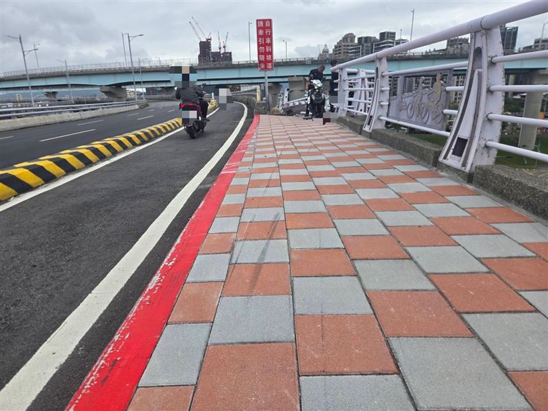 新北市三重區今（10）日發生一起機車死亡車禍。（圖／翻攝畫面）