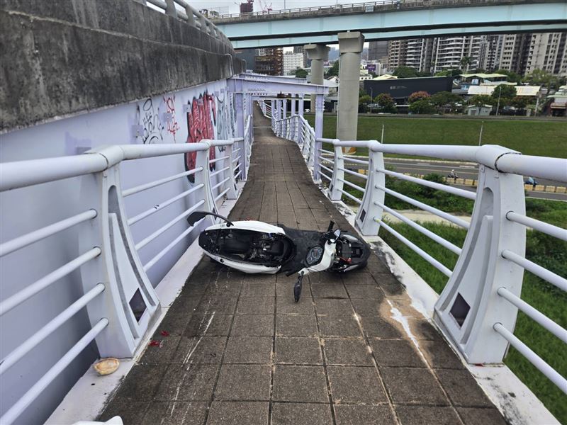 曾男不明原因自撞護欄慘死。（圖／翻攝畫面）