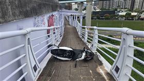 新北市三重區今（10）日發生一起機車死亡車禍。（圖／翻攝畫面）