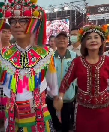 邱議瑩隨音樂熱情起舞，隔壁牽著陳其邁。（圖／翻攝自登真-邱議瑩臉書）