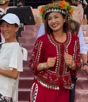 邱議瑩笑喊，「旁邊來了個不嗨的同學」。（圖／翻攝自登真-邱議瑩臉書）