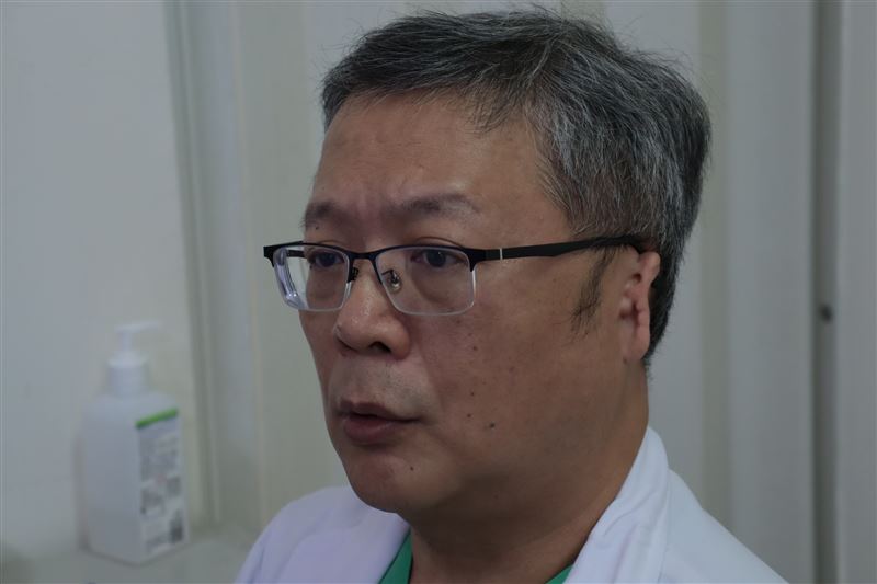 南彰化偏鄉長輩指名「小耳醫師」王守吉就診，他左耳小耳症，僅靠右耳傾聽，身體缺陷未曾阻礙他行醫，反而成為病患記憶的特色。（圖／衛福部彰化醫院提供）