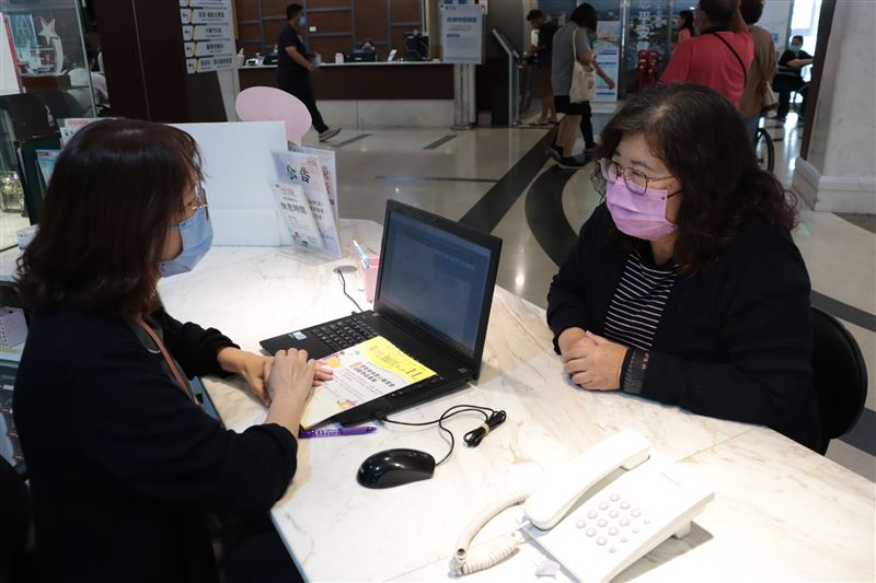 王守吉對於自身的小耳症從不在乎，留在病人心中的是，他以病人為中心的醫療處置。（圖／衛福部彰化醫院提供）