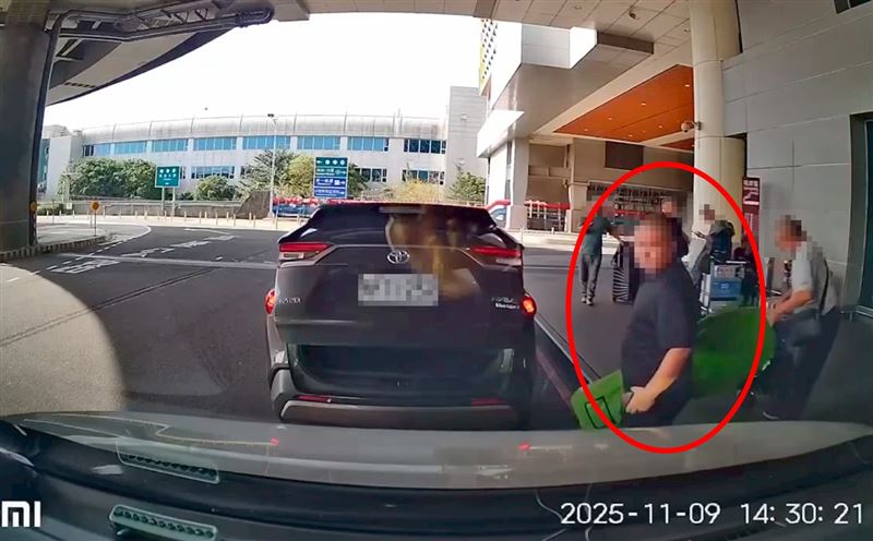 租賃車駕駛違規載客。（圖／翻攝自《爆料公社》）