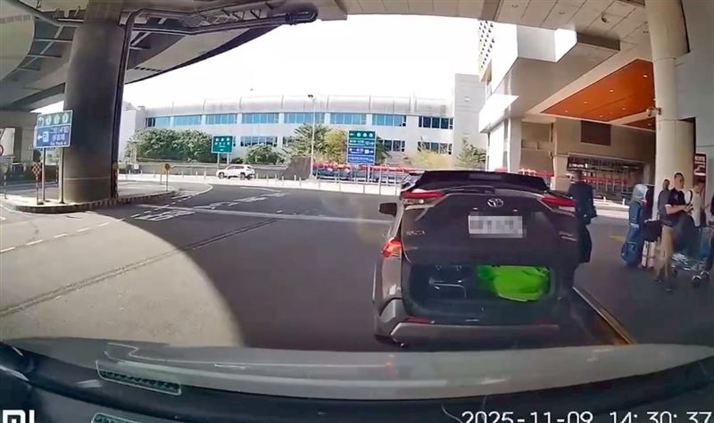 租賃車後車廂還沒闔上，看到警察來馬上加速落跑。（圖／翻攝自《爆料公社》）