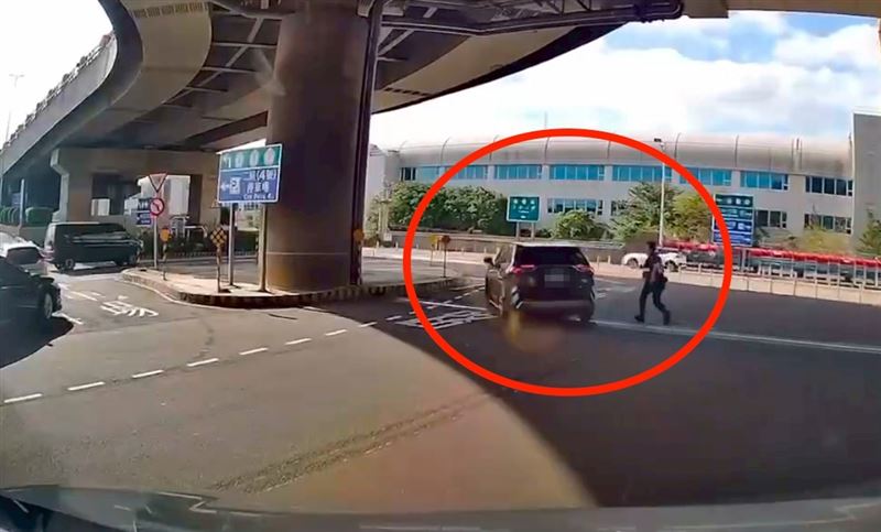 桃園機場二航廈租賃車距攔檢。（圖／翻攝自《爆料公社》）