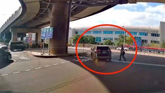 桃園機場,二航廈,租賃車,攬客（圖／翻攝自《爆料公社》）