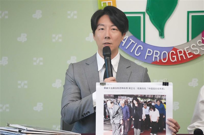 民進黨今（10）日由發言人吳崢、韓瑩召開「鄭麗文敵我不分 配合統戰共諜變烈士」記者會。（圖／民進黨提供）