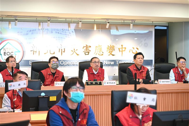 因應鳳凰颱風，新北市長侯友宜10日上午前往新北市災害應變中心，召開第一次整備會議。（圖／新北市府提供）