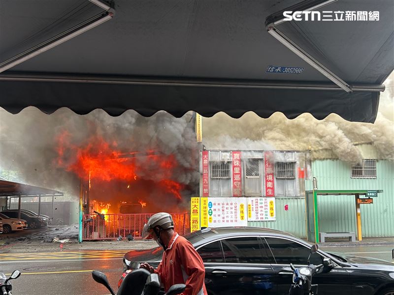 火勢一發不可收拾。（圖／民眾提供）