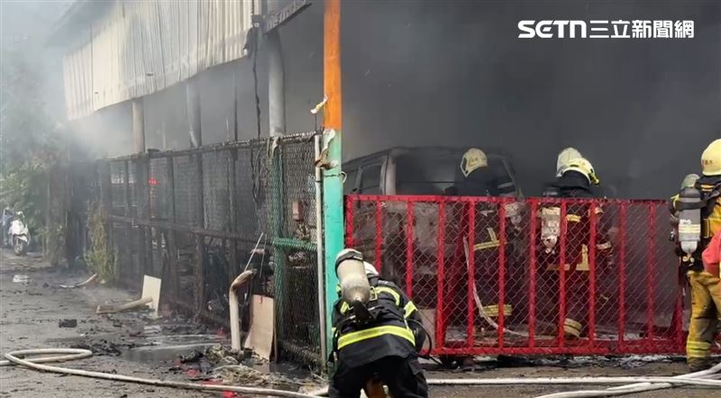 裡頭停放車輛被燒炭化剩骨架。（圖／民眾提供）