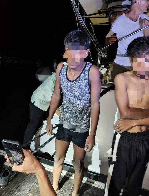 難民搭船行駛到靠近馬來西亞時，擔心被發現，改乘3艘小船，其中一艘沉沒，另外兩艘下落不明。(圖／翻攝自Agensi Penguatkuasaan Maritim Malaysia FB)