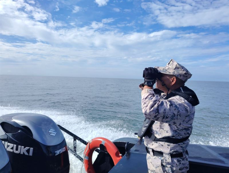 來自緬甸約300名羅興亞人搭船逃難，卻在馬來西亞與泰國交界海域失事，13人獲救，其餘200多人下落不明。(圖／翻攝自Agensi Penguatkuasaan Maritim Malaysia FB)