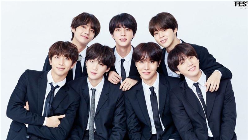 防彈少年團（BTS）也被網友拿來幽默留言：「防彈少年團也沒有改名防彈中年團」。（圖／翻攝自 BTS Official 臉書）