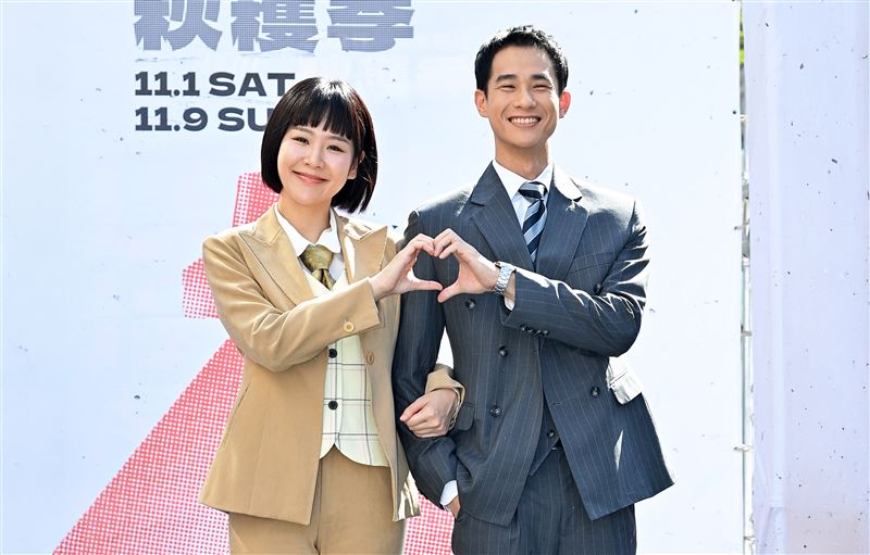 何宜珊（左）和盧彥澤劇中感情甜蜜，在舞台上也大方放送甜蜜氛圍。（圖／台視提供）