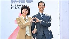 何宜珊（左）和盧彥澤劇中感情甜蜜，在舞台上也大方放送甜蜜氛圍。（圖／台視提供）