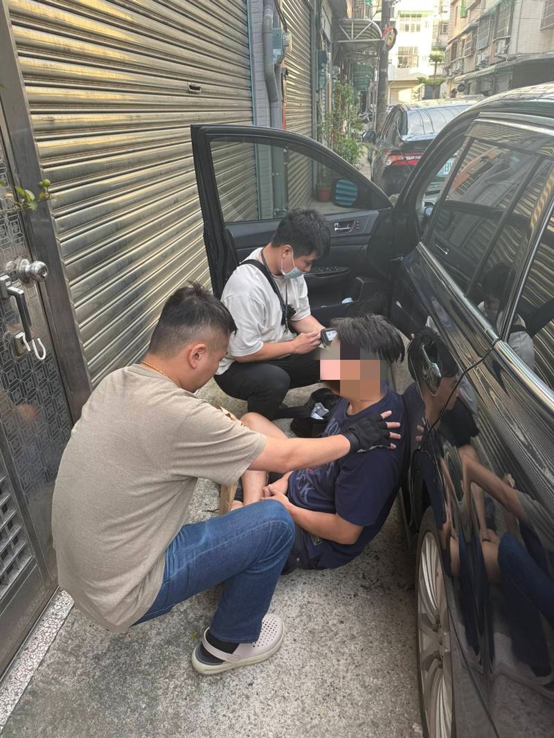 42歲胡男，後勤支援、負責補給品（耗材：保險套、毛巾等）、收帳、倒垃圾、從機場接送外籍小姐。（圖／翻攝畫面）