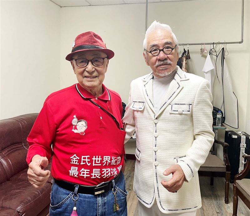 孫情與105歲鐵粉相見歡。（圖／台中多媒體公司提供）