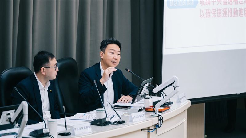 陳世凱與地方針對基隆捷運進行意見交流。（圖／交通部提供）