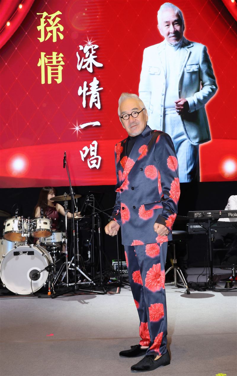 孫情換穿3套造型服，分別為白馬王子、紅花朵朵與金碧輝煌。（圖／台中多媒體公司提供）