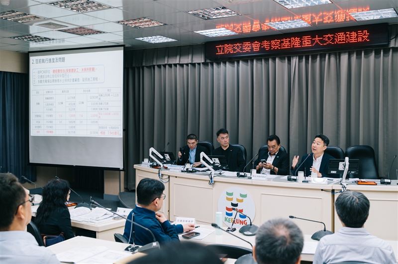 陳世凱與地方說明公運、TPASS及電巴計畫經費情形。（圖／交通部提供）